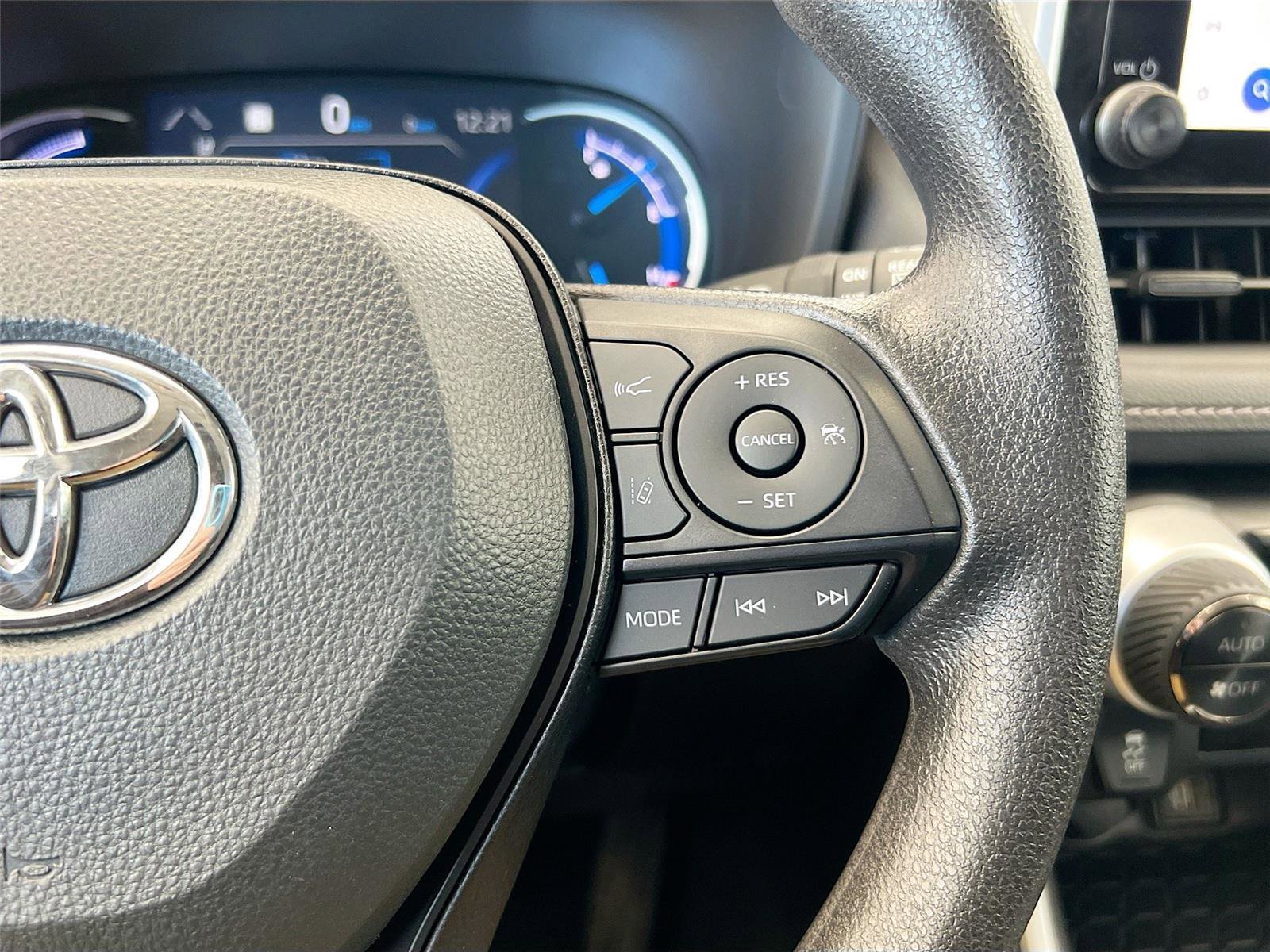 Used 2025 Toyota RAV4 XLE image 31