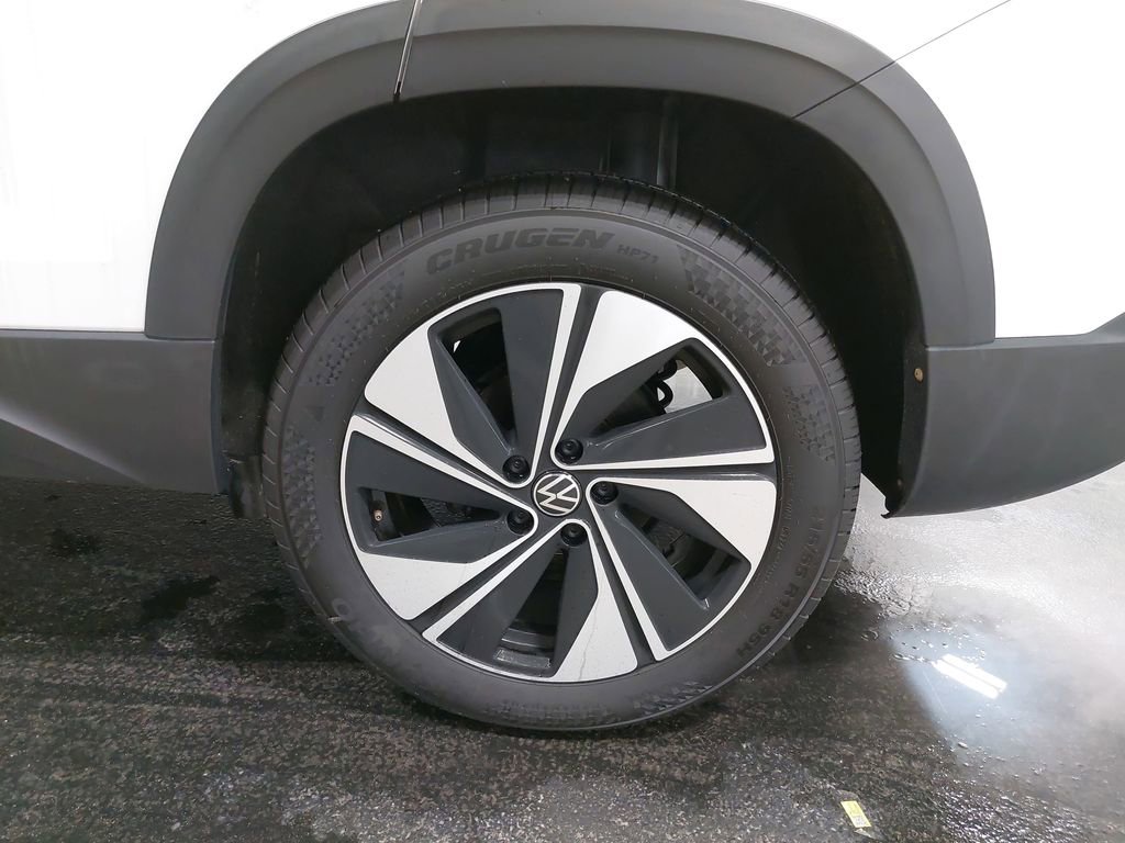 Used 2025 Volkswagen Taos SE image 33