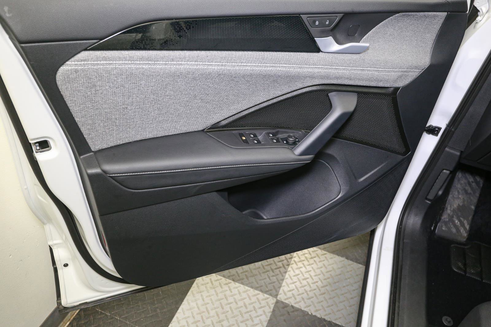 Used 2025 Volkswagen Tiguan S image 37