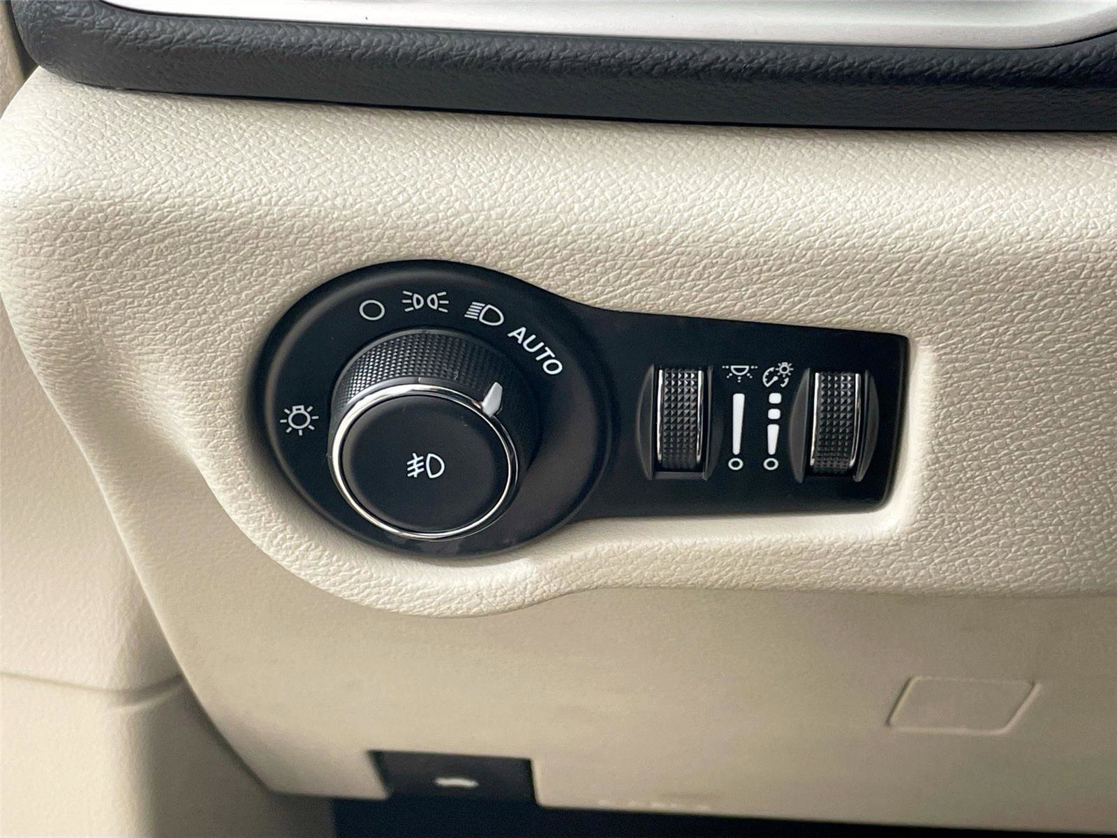 Used 2023 Chrysler Pacifica Touring-L image 14