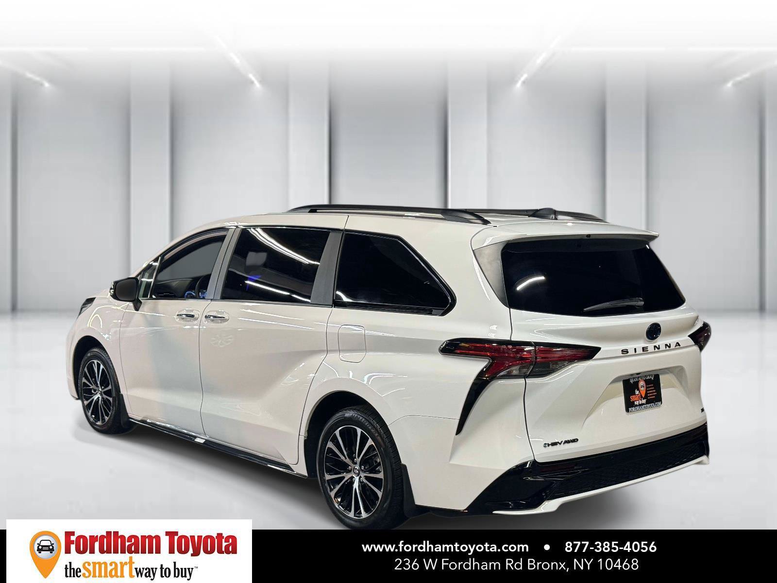 Used 2025 Toyota Sienna XSE w/ XSE Premium Package AWD/4WD image 5