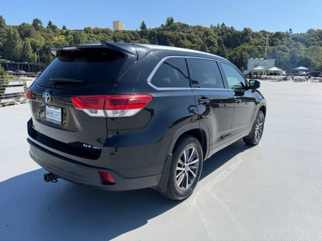 Used 2017 Toyota Highlander XLE AWD/4WD image 4