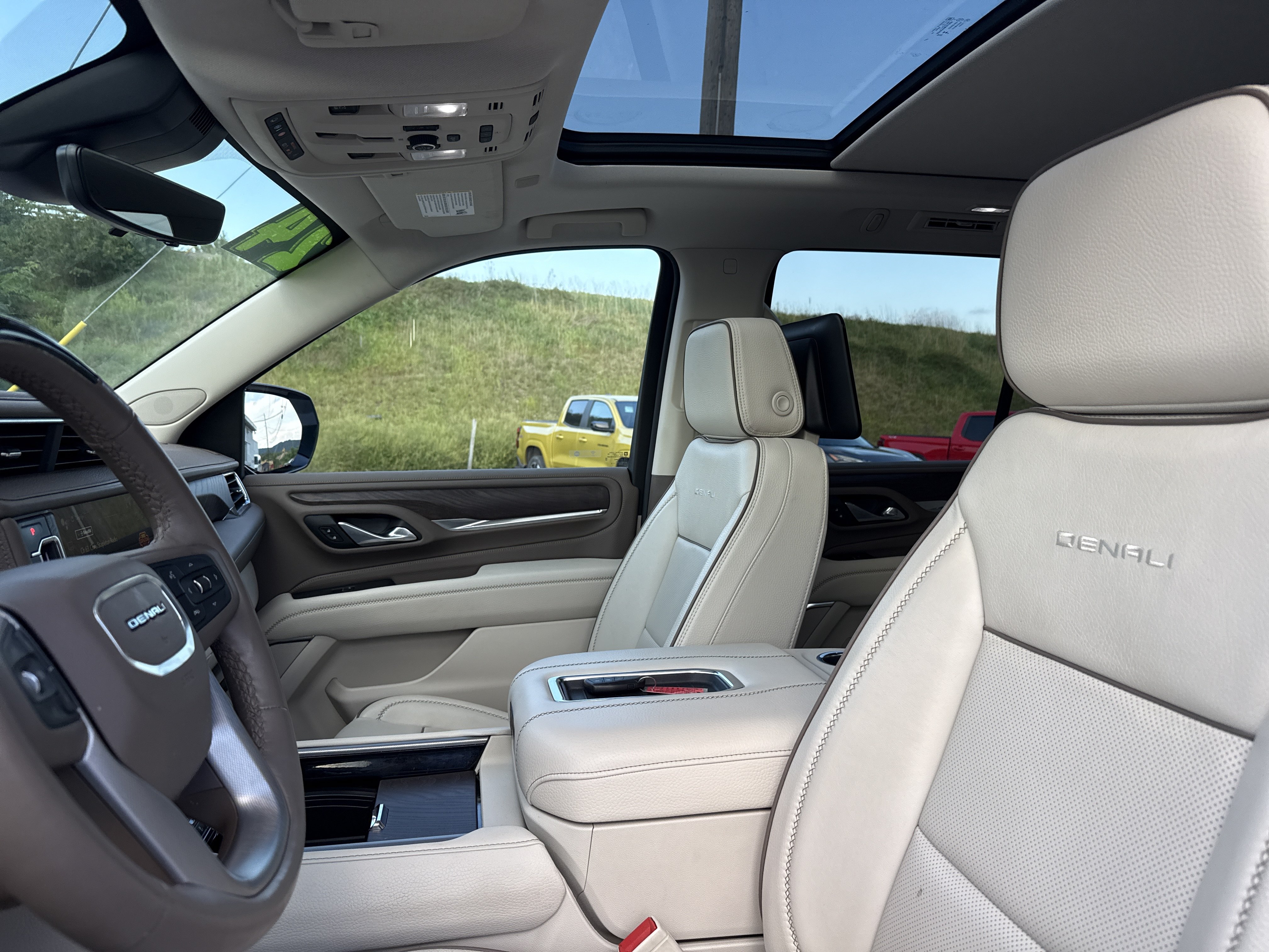 Used 2024 GMC Yukon Denali w/ Denali Reserve Package AWD/4WD image 12