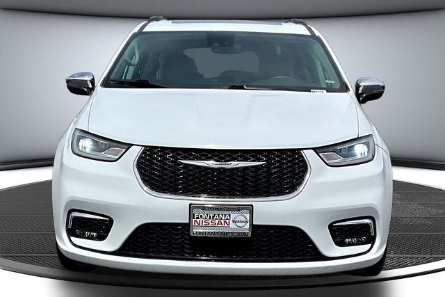 Used 2023 Chrysler Pacifica Limited image 2