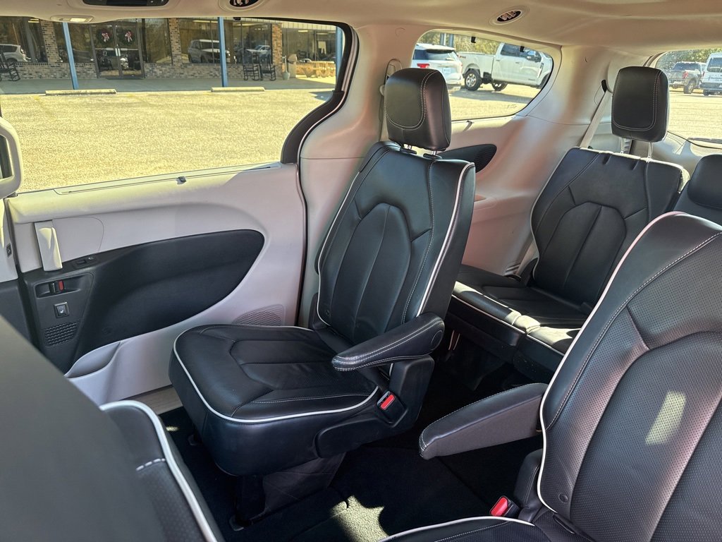 Used 2024 Chrysler Pacifica Limited image 11