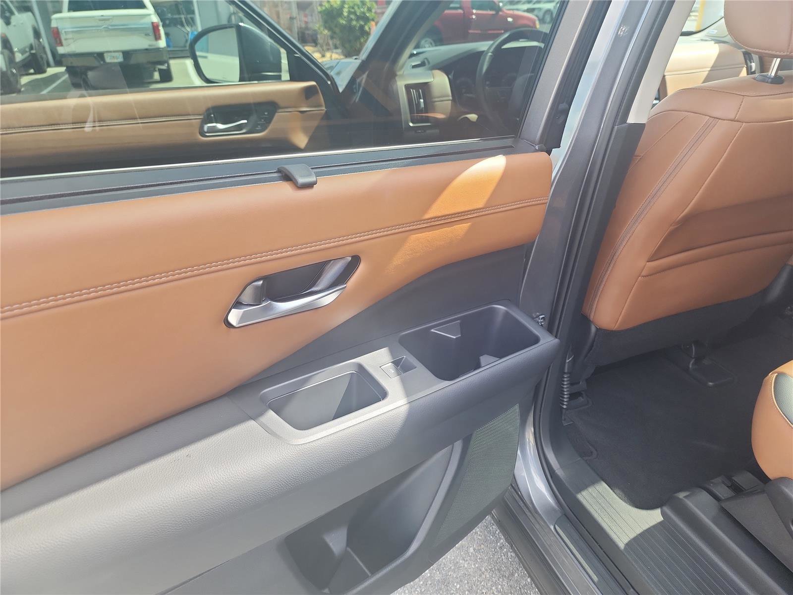 Used 2024 Nissan Pathfinder Platinum w/ Cargo Package image 16