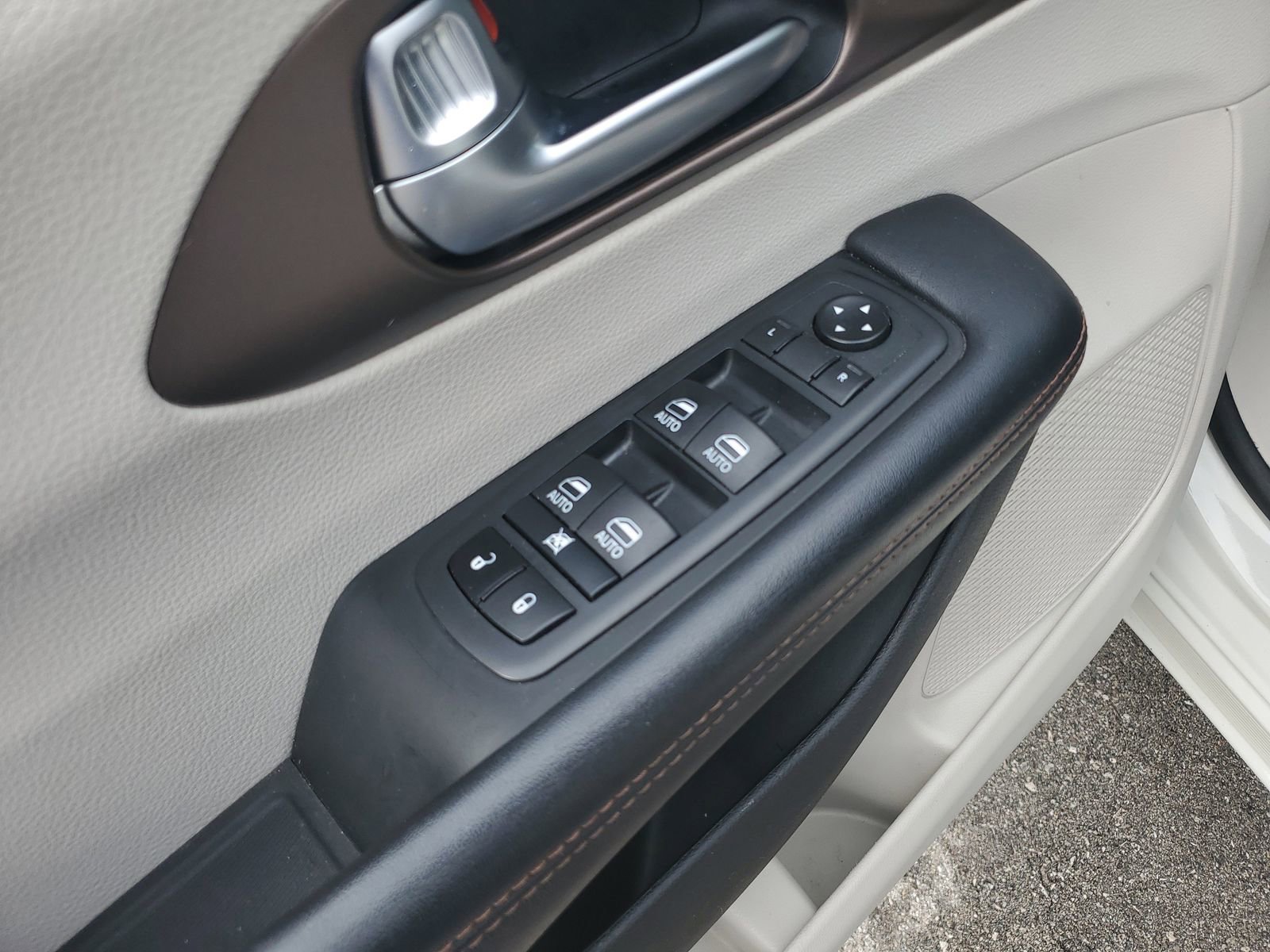 Used 2019 Chrysler Pacifica Touring-L Plus w/ Advanced Safetytec Group FWD image 21