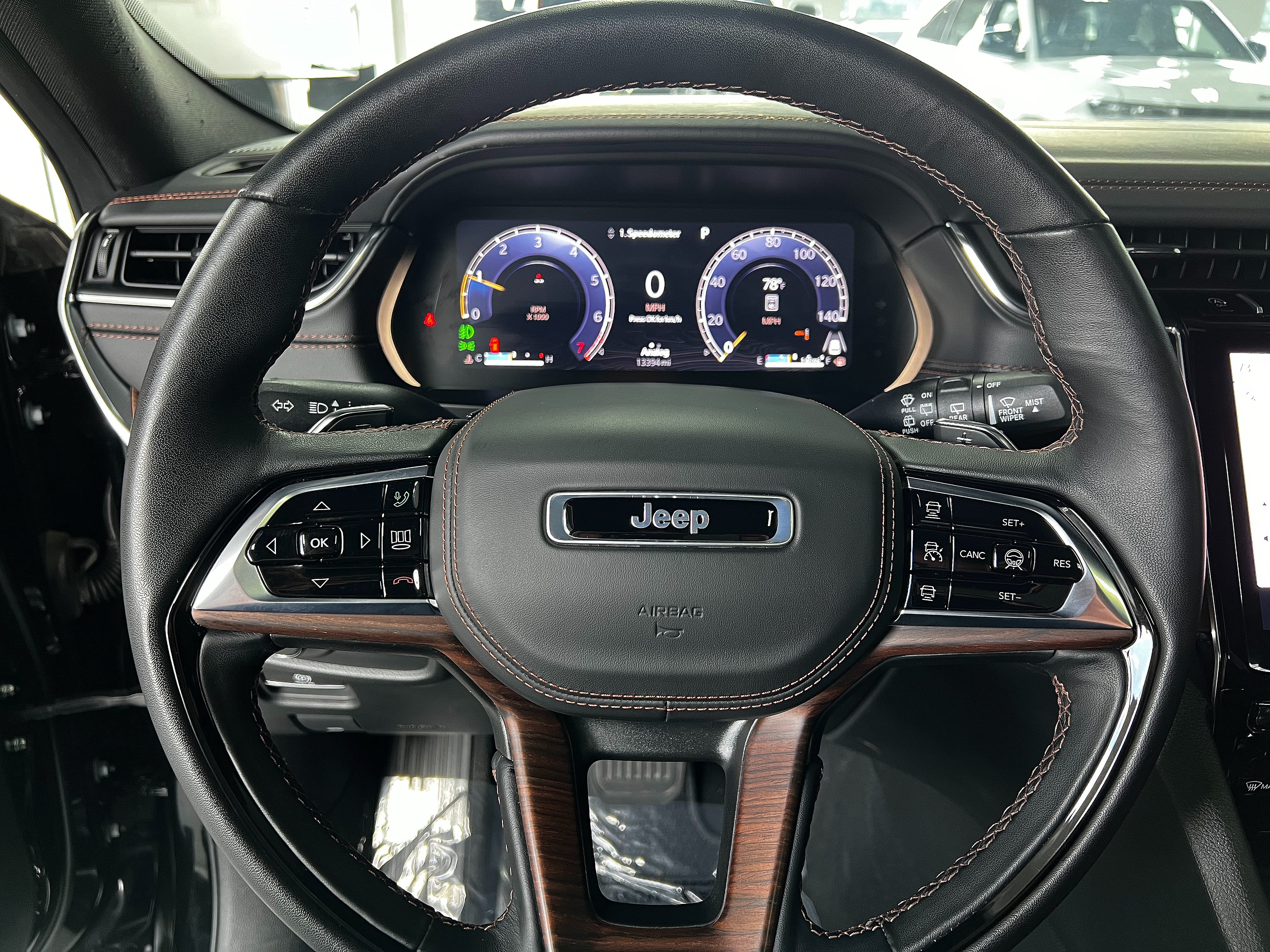 Used 2025 Jeep Grand Cherokee Summit w/ Obsidian Package AWD/4WD image 13