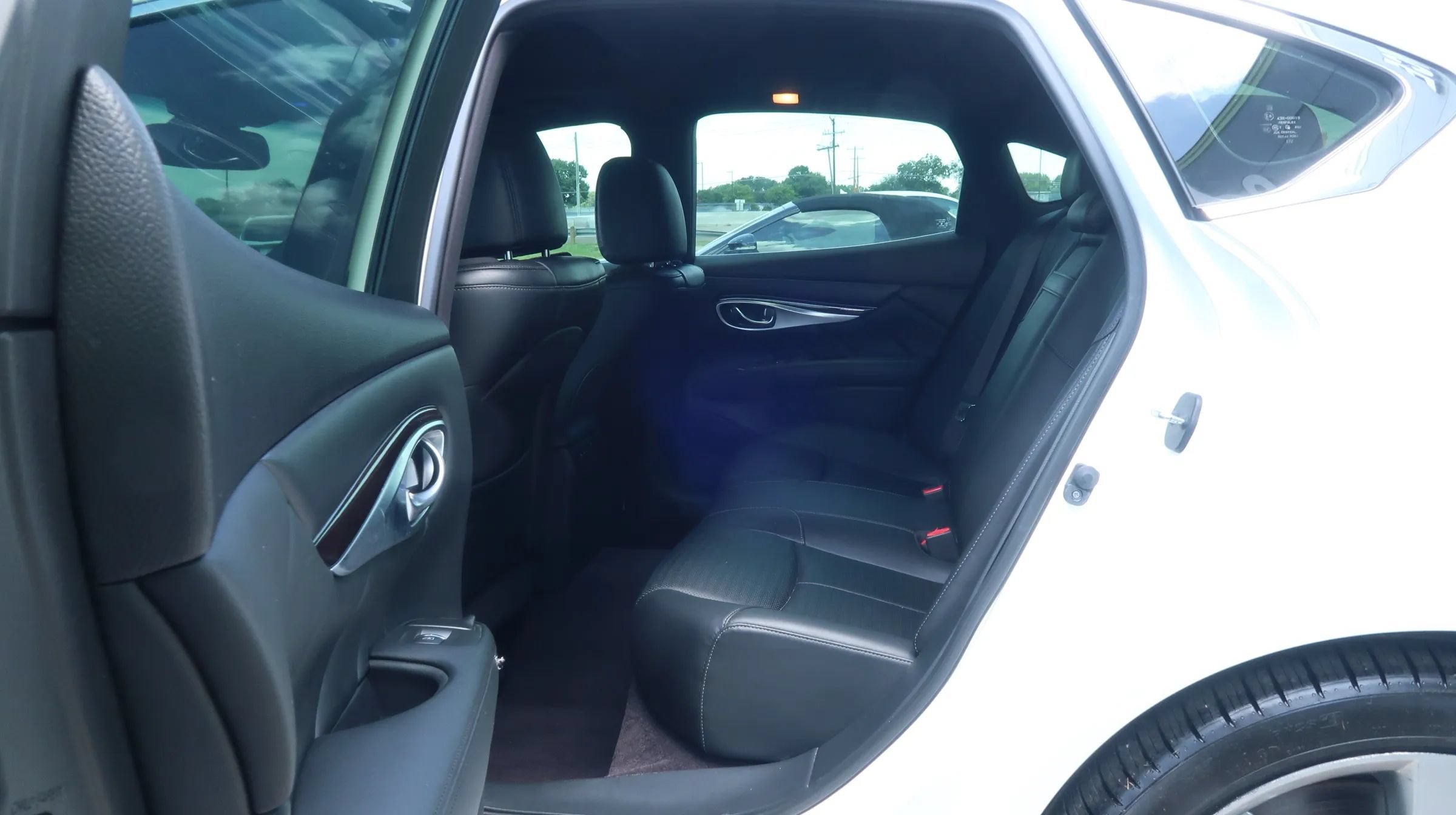 Used 2019 INFINITI Q70 Luxe w/ Sport Package RWD image 21