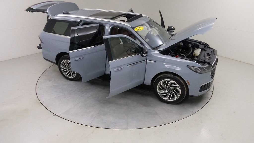 Used 2025 Lincoln Navigator Reserve image 52