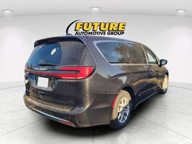 Used 2023 Chrysler Pacifica Touring-L FWD image 3