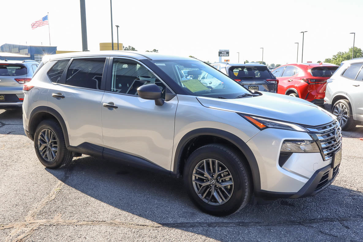 Used 2024 Nissan Rogue S FWD image 3