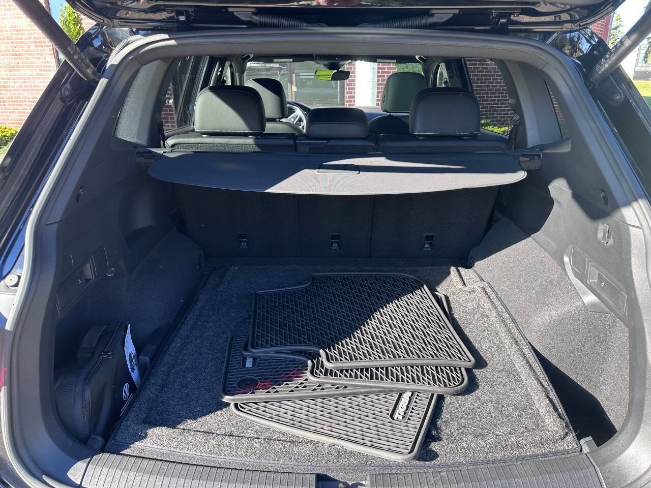 Used 2022 Volkswagen Tiguan SEL R-Line image 5