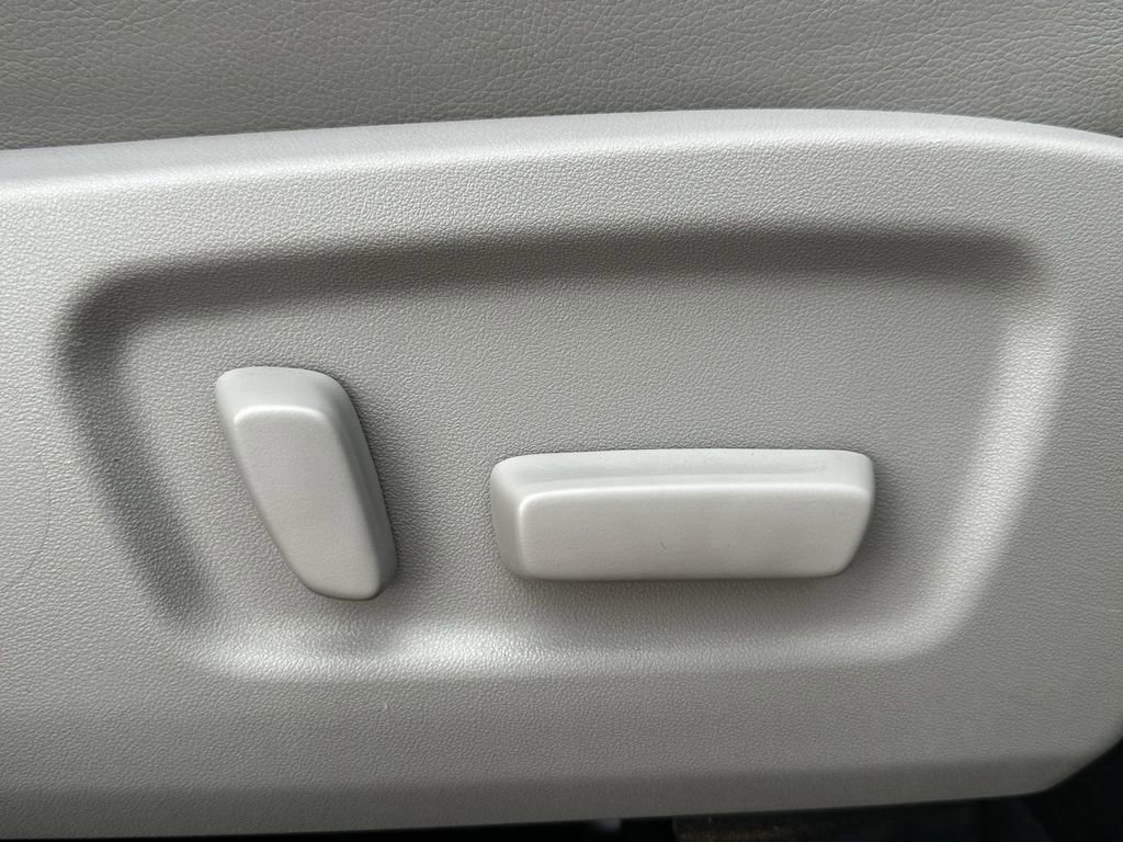 Used 2019 Toyota Highlander XLE image 29