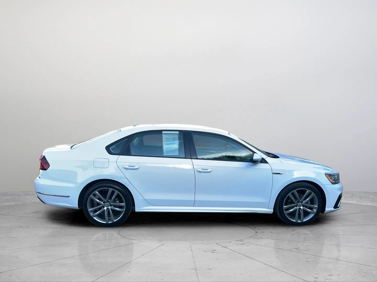 Used 2018 Volkswagen Passat 2.0T R-Line w/ R-Line Lighting Package FWD image 12