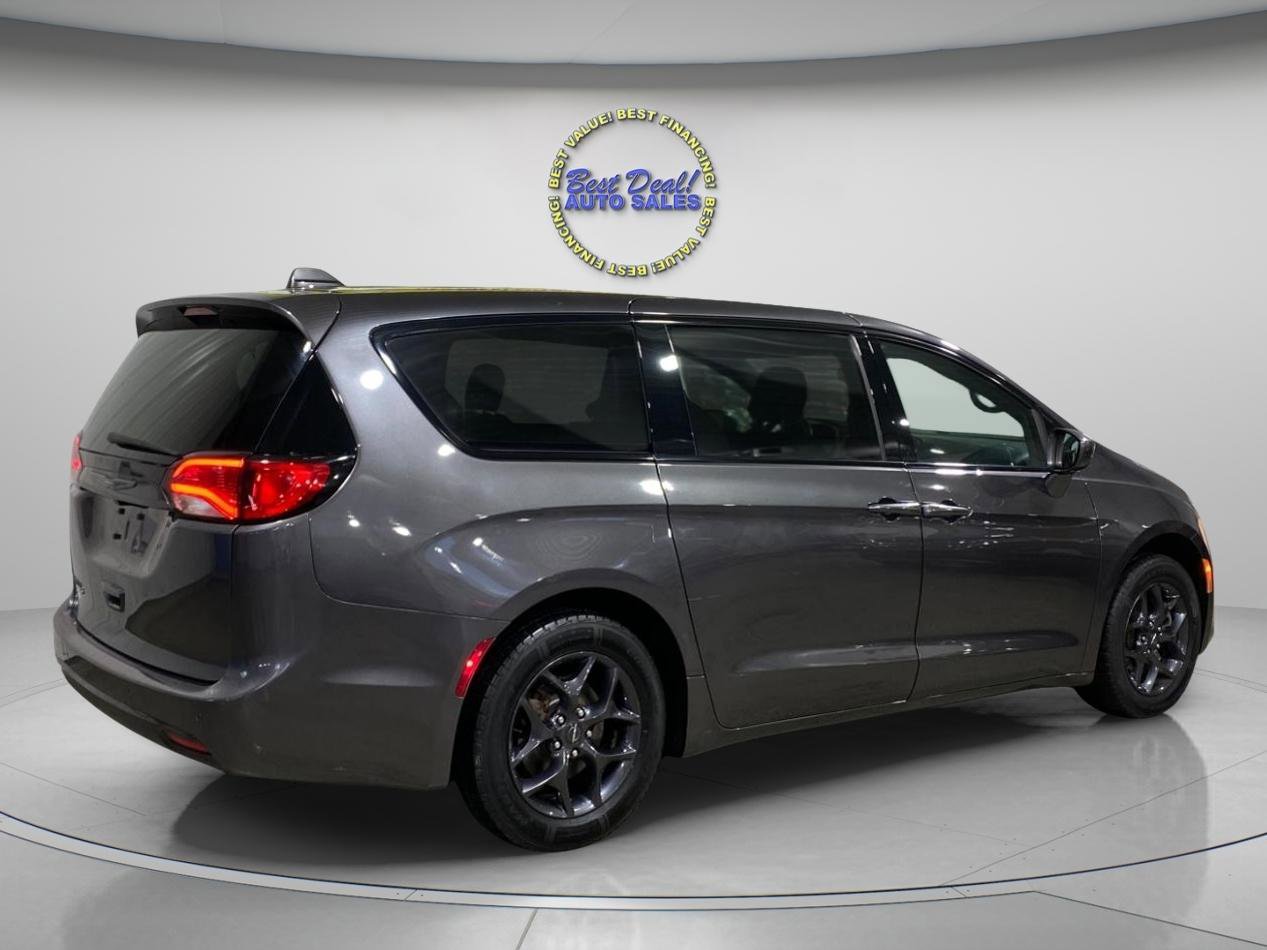Used 2018 Chrysler Pacifica Touring Plus w/ S Appearance Package FWD image 5