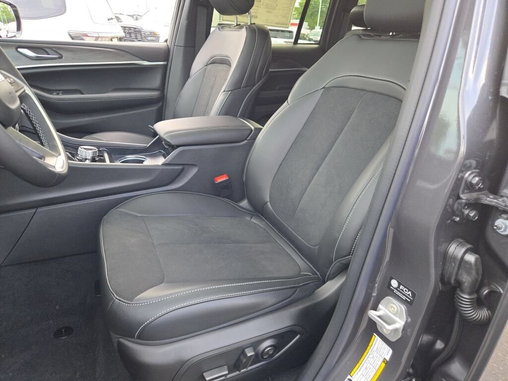 New 2026 Jeep Grand Cherokee Altitude AWD/4WD image 28