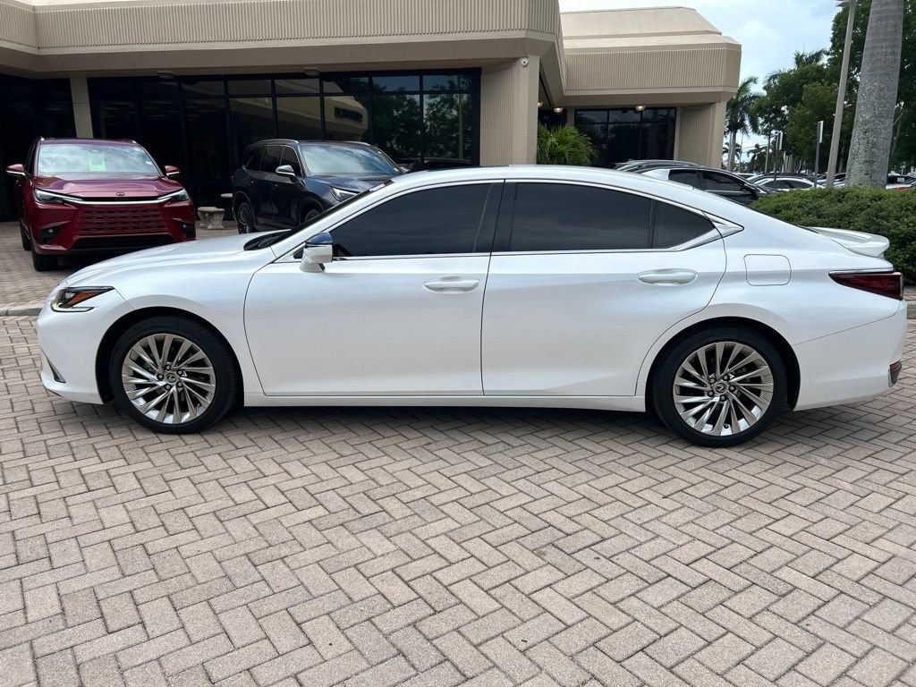 Certified 2022 Lexus ES 300h Ultra Luxury w/ Accessory Package 2 FWD image 6
