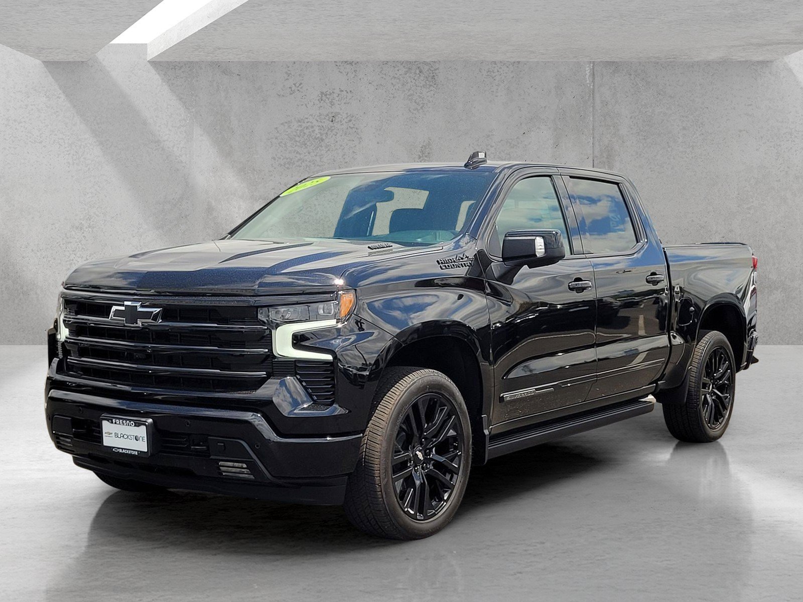 Used 2025 Chevrolet Silverado 1500 High Country w/ Midnight Edition AWD/4WD image 9
