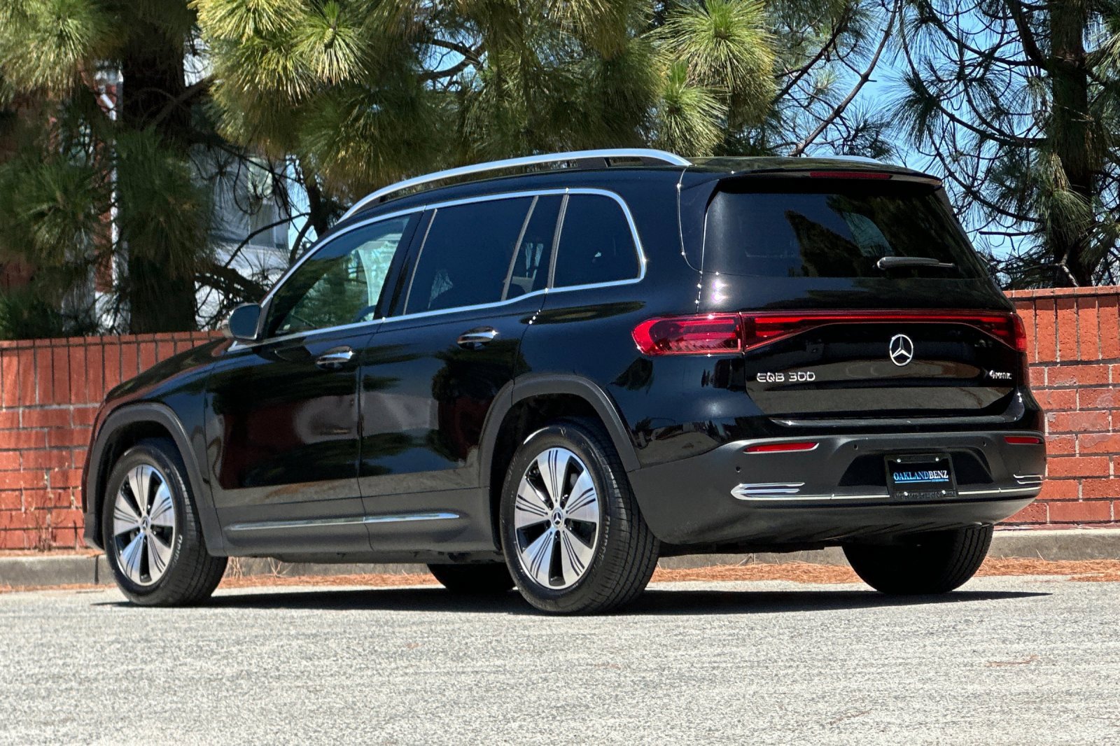 Certified 2024 Mercedes-Benz EQB 300 4MATIC image 7