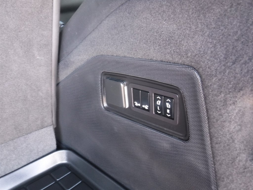 Used 2023 Cadillac Escalade Premium Luxury RWD image 7