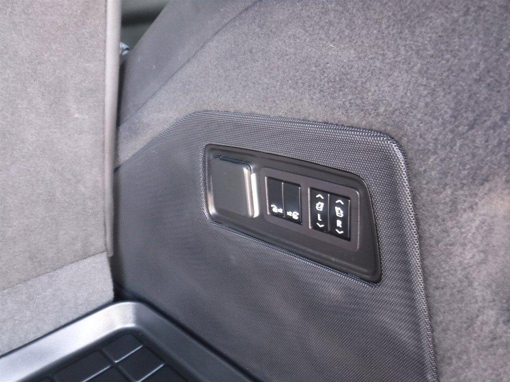 Used 2023 Cadillac Escalade Premium Luxury image 7