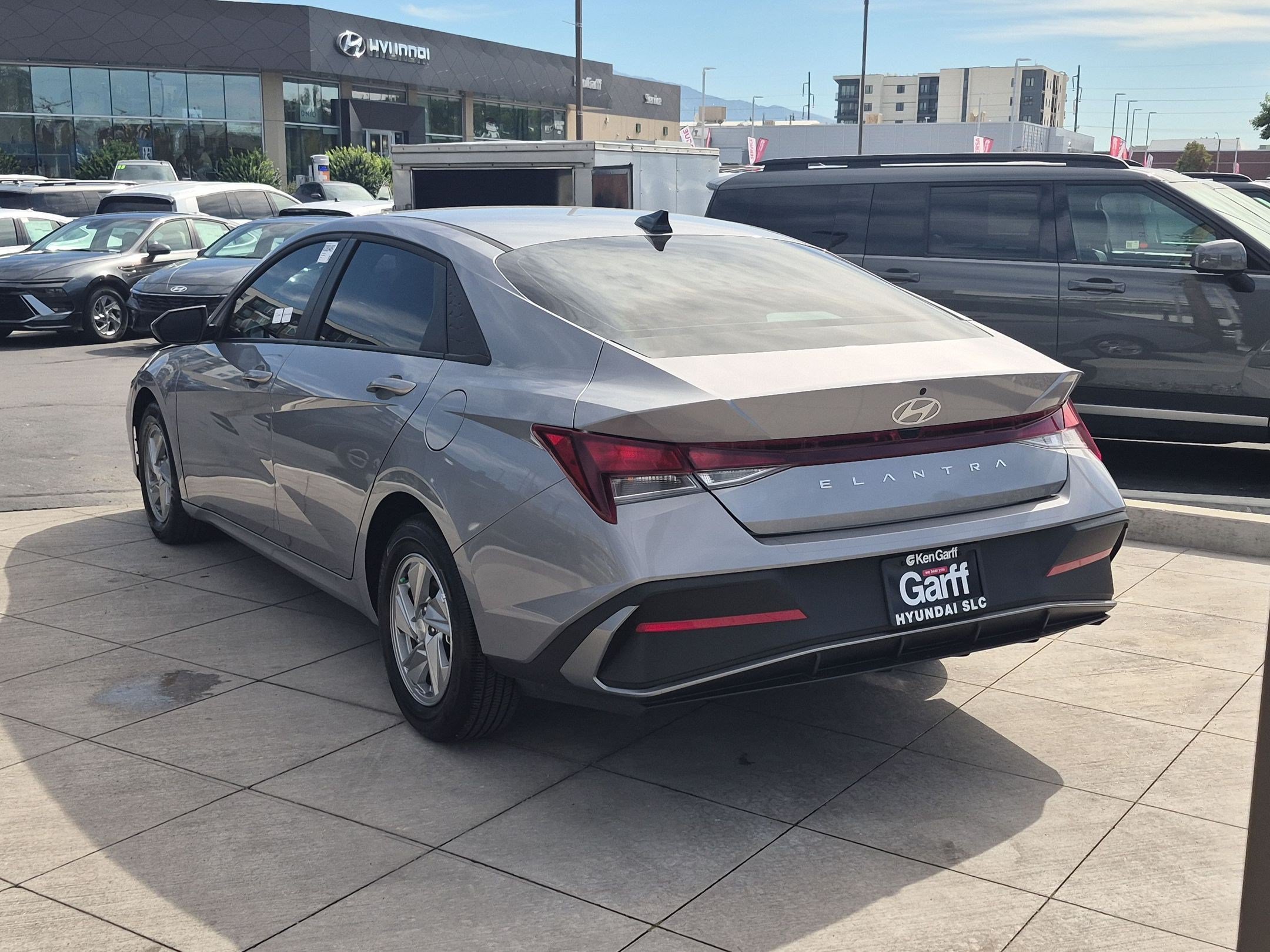 Certified 2025 Hyundai Elantra SE w/ Cargo Package FWD image 9