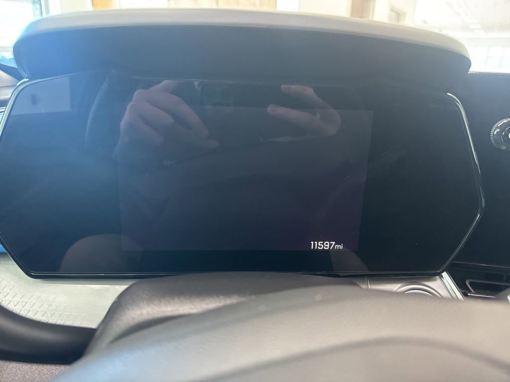 Used 2025 Chevrolet Trax LT w/ LT Convenience Package FWD image 4