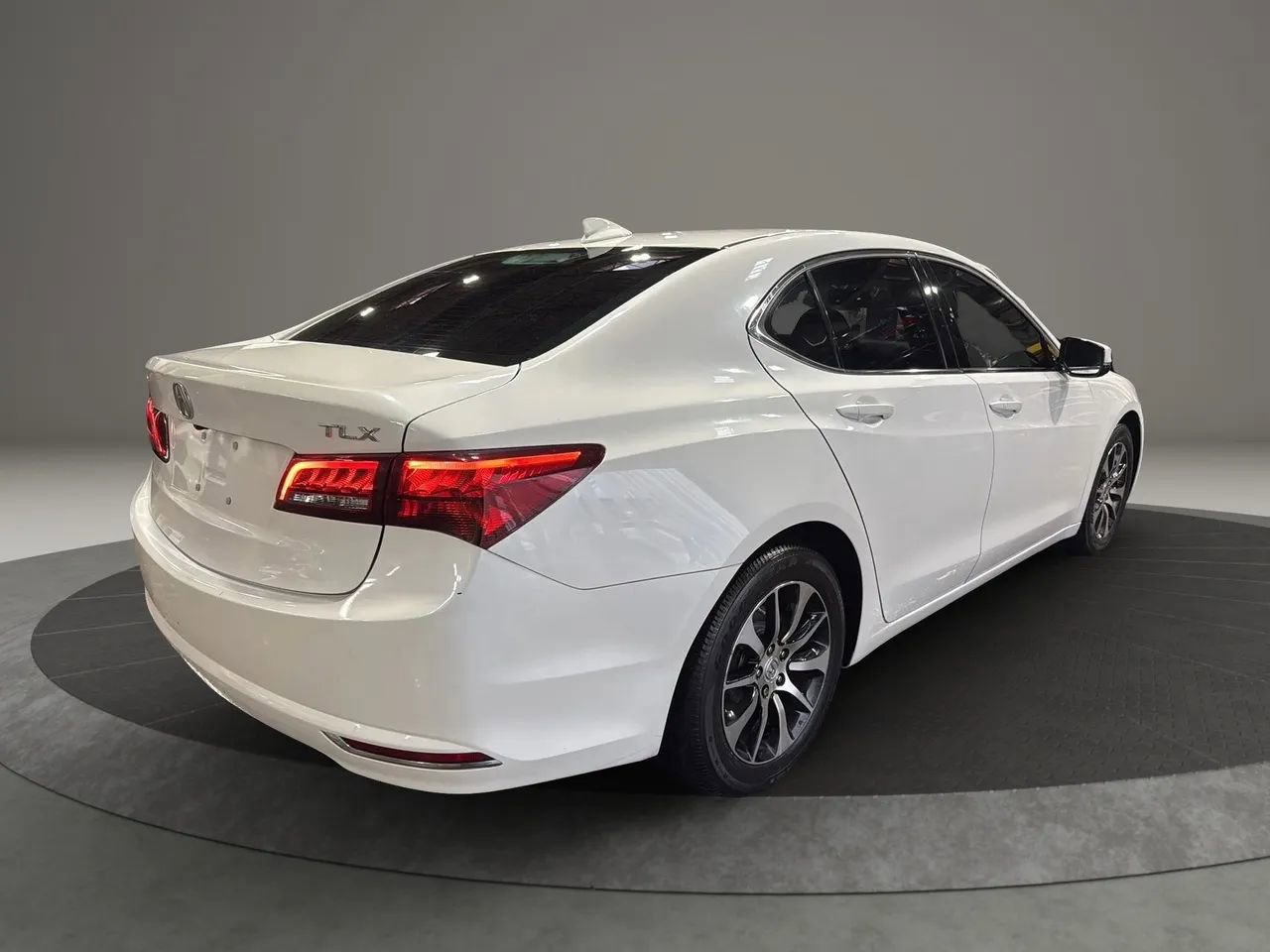 Used 2017 Acura TLX FWD image 5