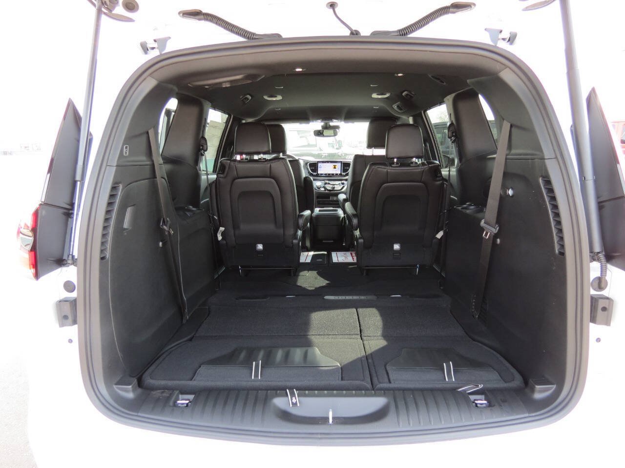 New 2026 Chrysler Voyager LX FWD image 21
