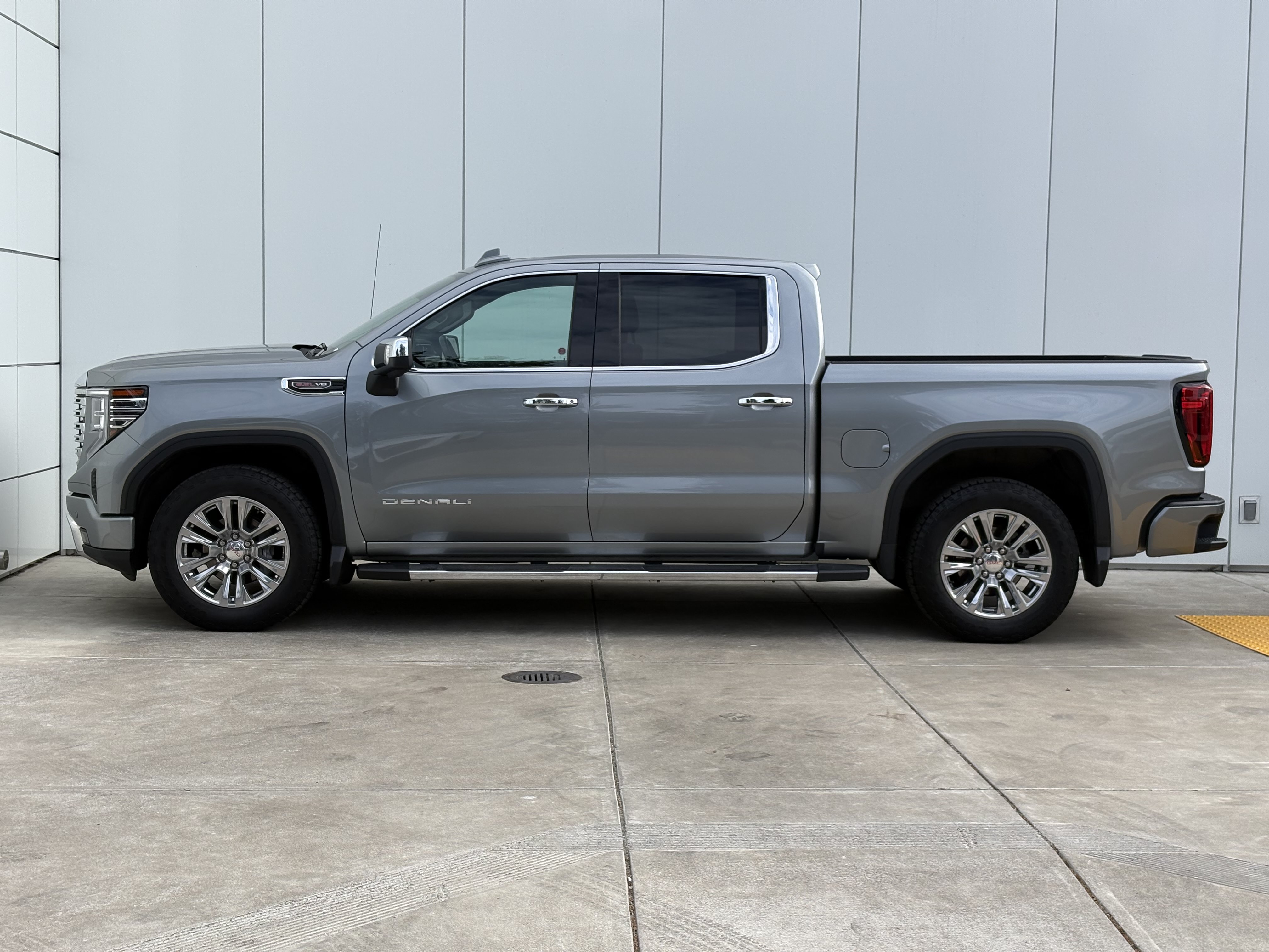 Used 2024 GMC Sierra 1500 Denali w/ Technology Package AWD/4WD image 4