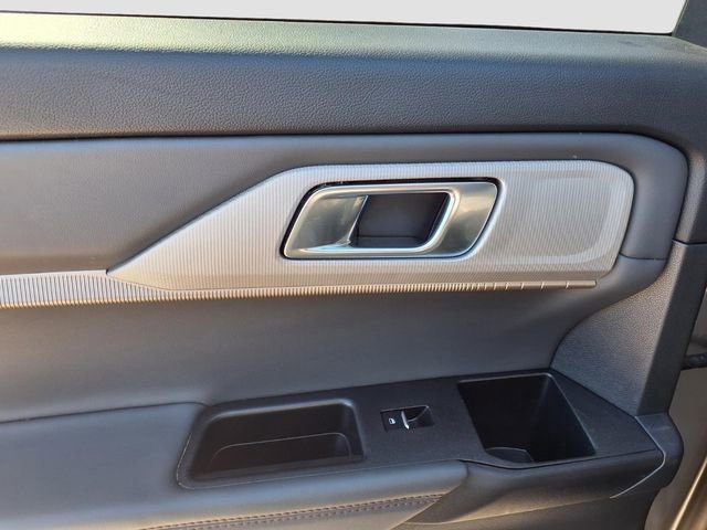Used 2025 Ford Explorer Active w/ Active Comfort Package RWD image 8
