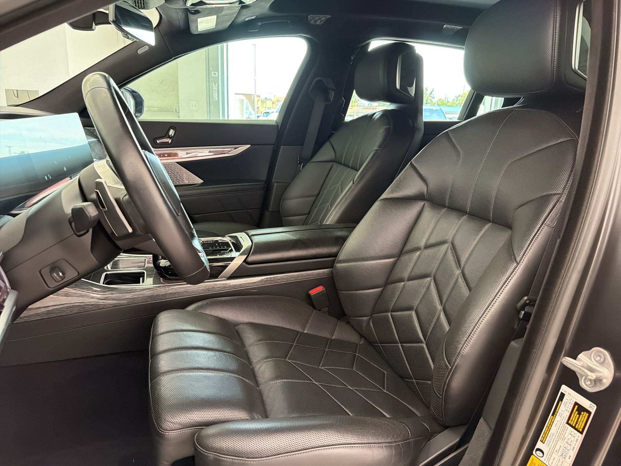 Used 2023 BMW 760i xDrive w/ Executive Package AWD/4WD image 5