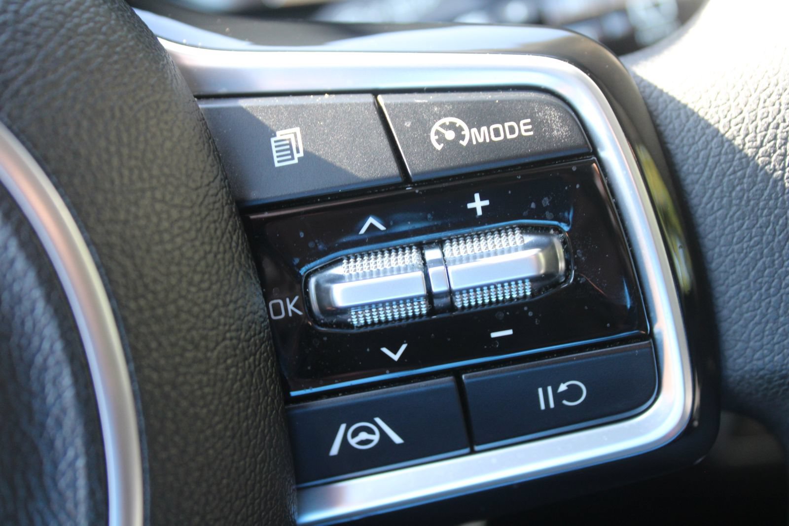 Certified 2023 Kia Sorento LX FWD image 30