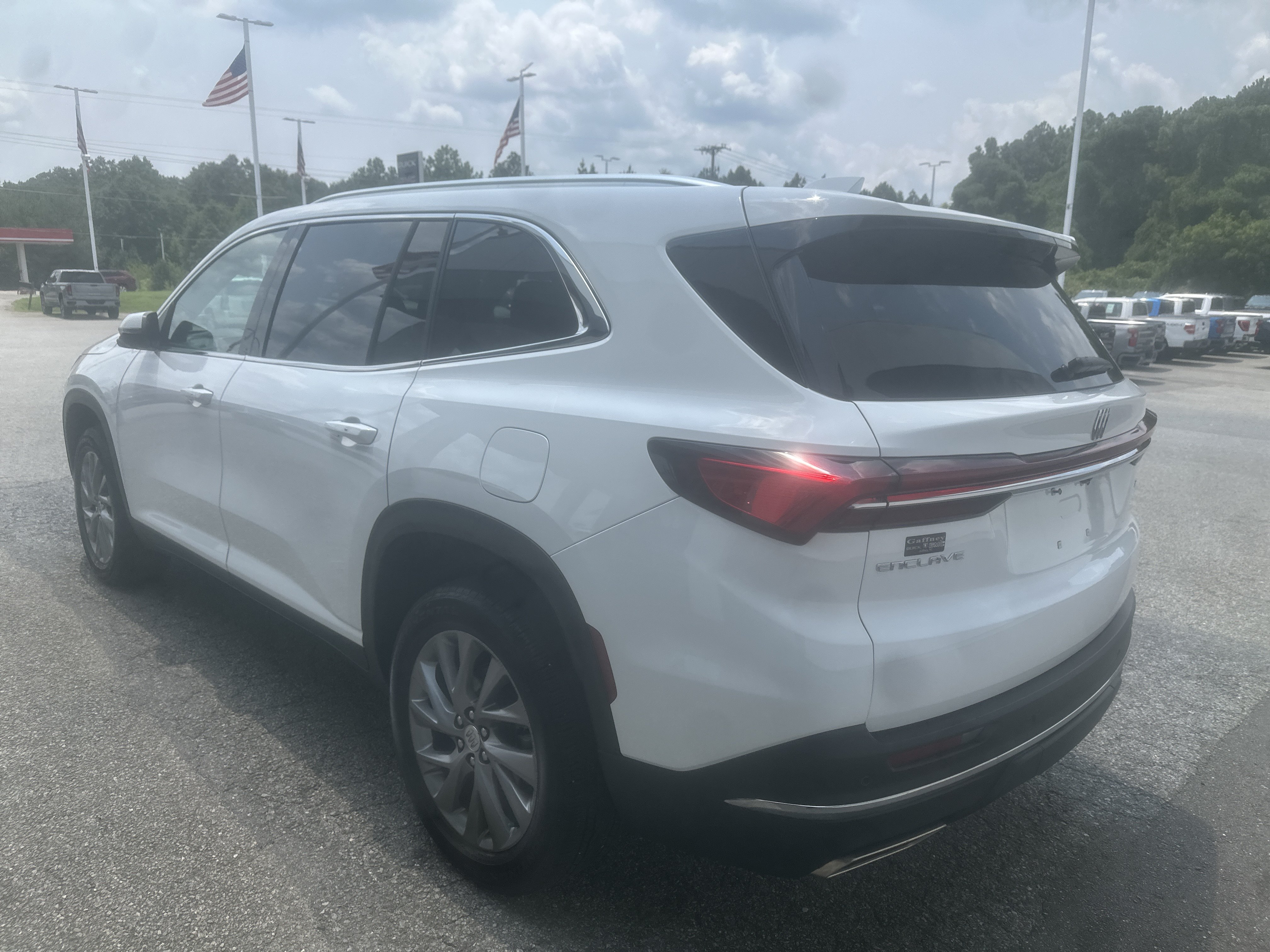 Used 2025 Buick Enclave Preferred w/ Power Package FWD image 3