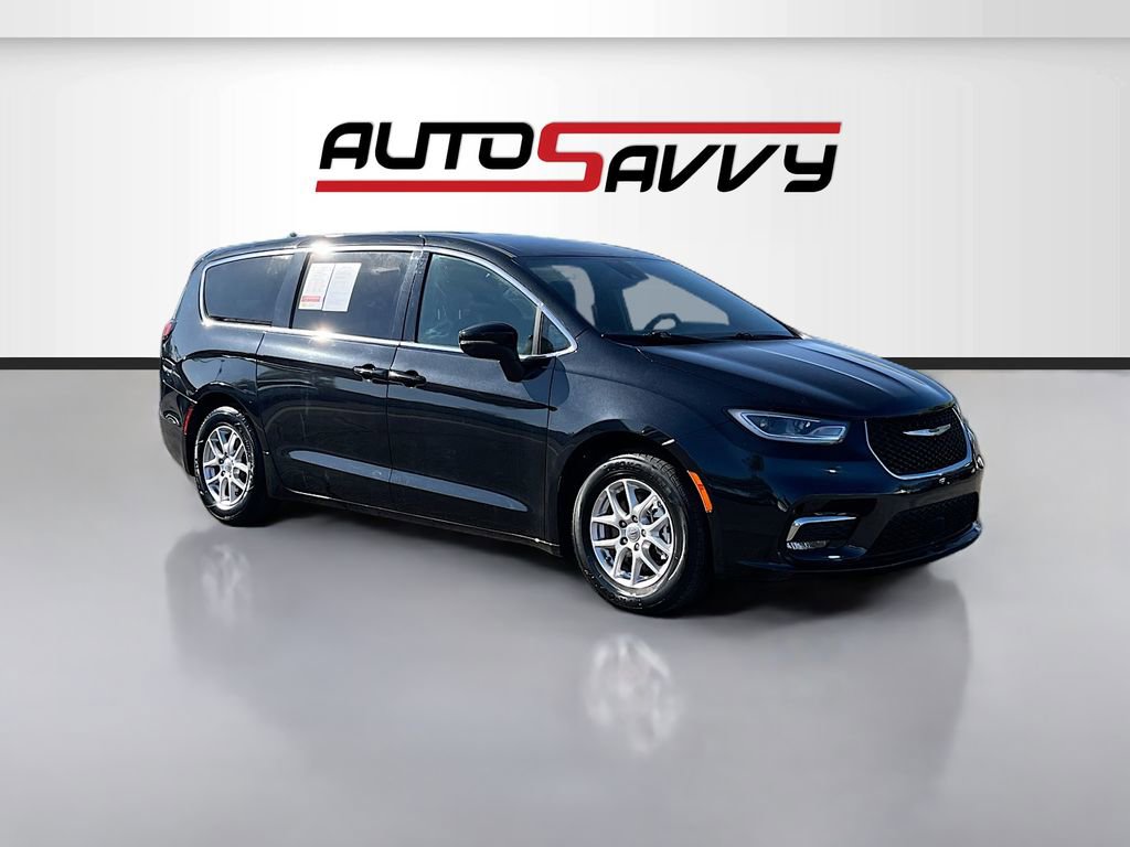 Used 2023 Chrysler Pacifica Touring image 1