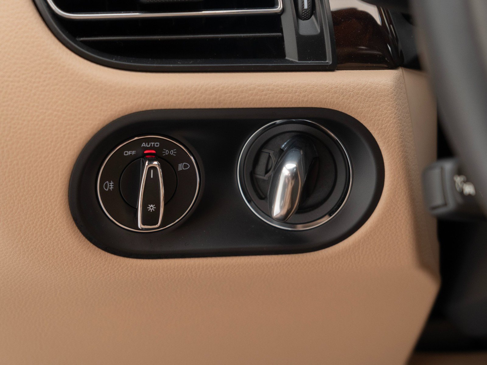 Certified 2025 Porsche Macan image 28