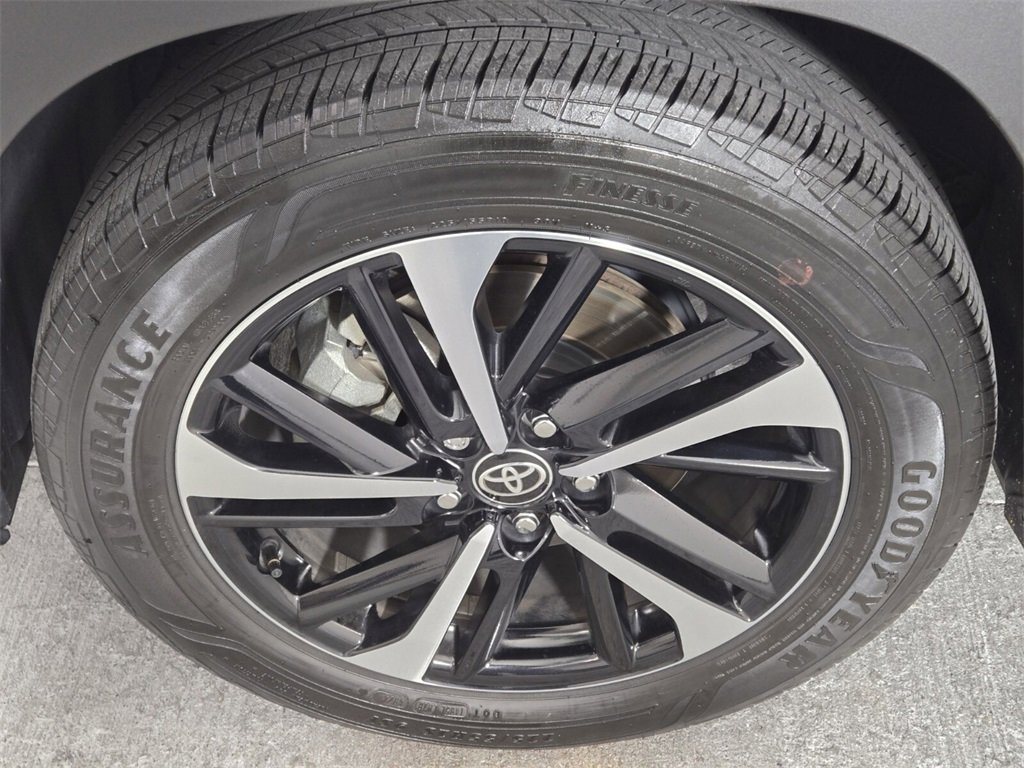 Used 2024 Toyota Corolla Cross XSE w/ Convenience Package image 11