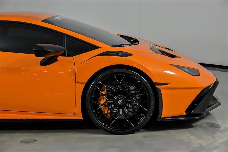 Used 2022 Lamborghini Huracan STO RWD image 17