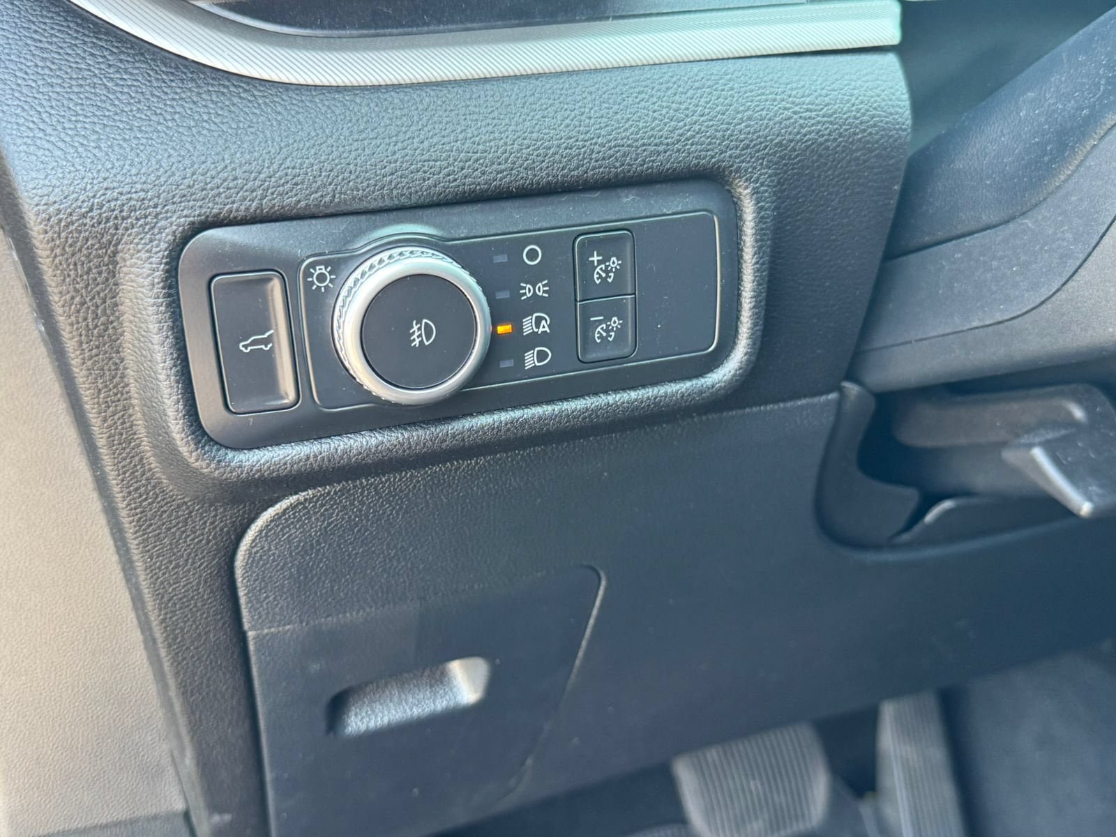 Used 2022 Ford Explorer XLT w/ Equipment Group 202A RWD image 36