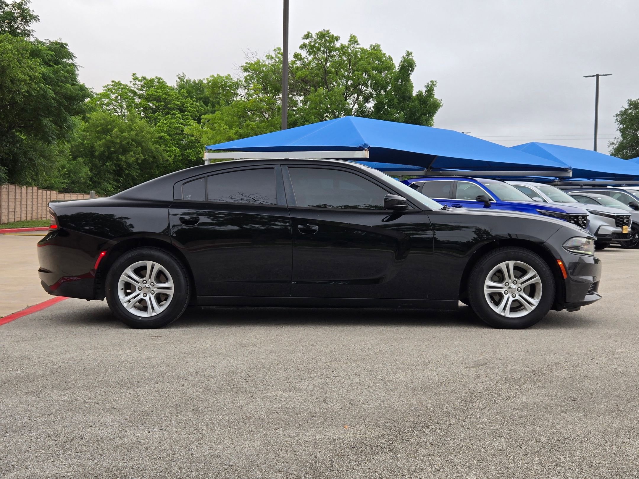 Used 2016 Dodge Charger SE RWD image 2