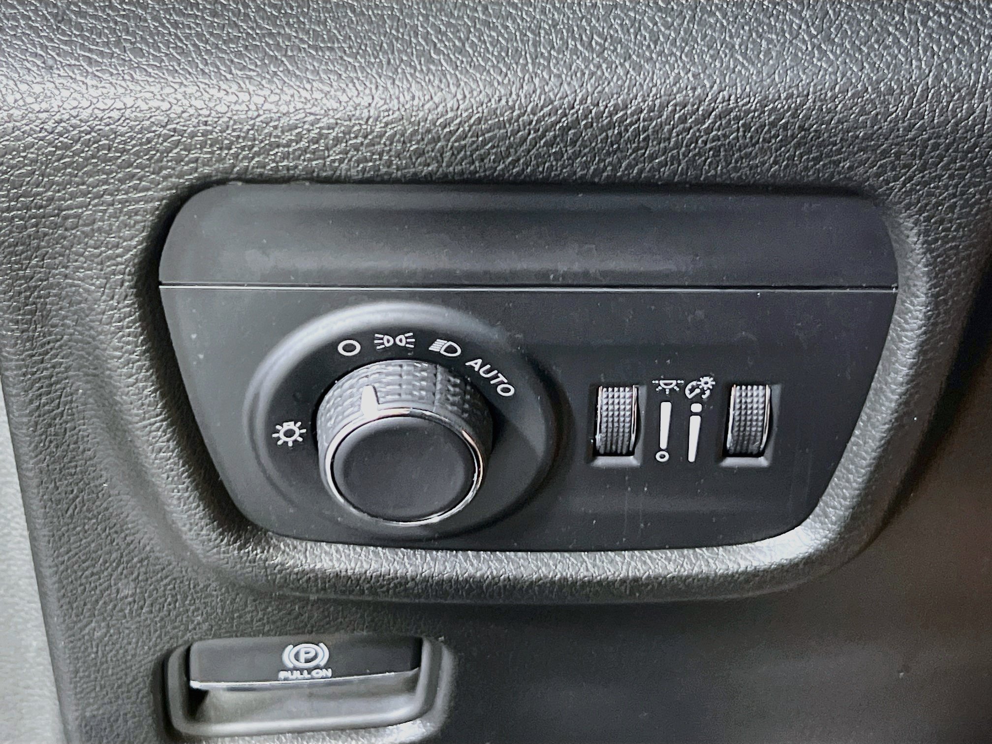 Used 2023 Jeep Grand Cherokee Altitude AWD/4WD image 10
