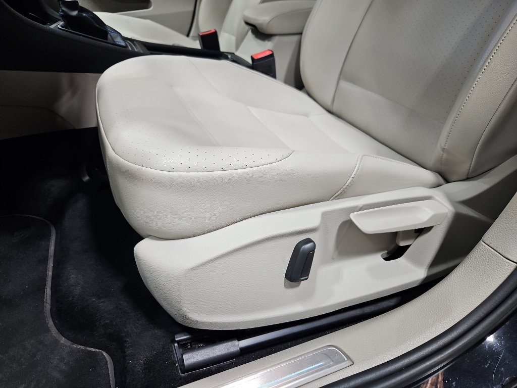 Used 2019 Volkswagen e-Golf SEL Premium image 6