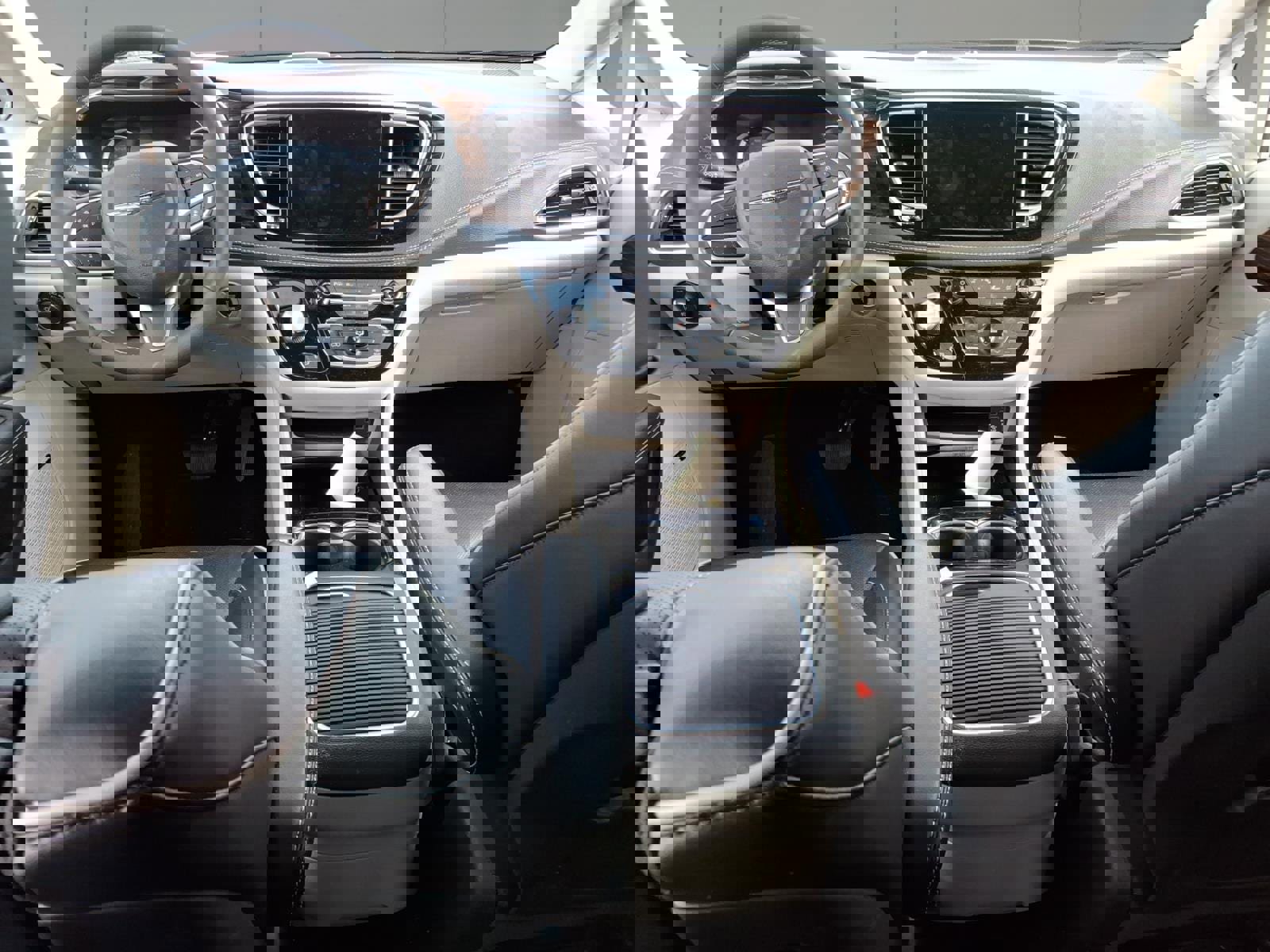 Used 2023 Chrysler Pacifica Limited w/ Uconnect Theater Family Group image 8