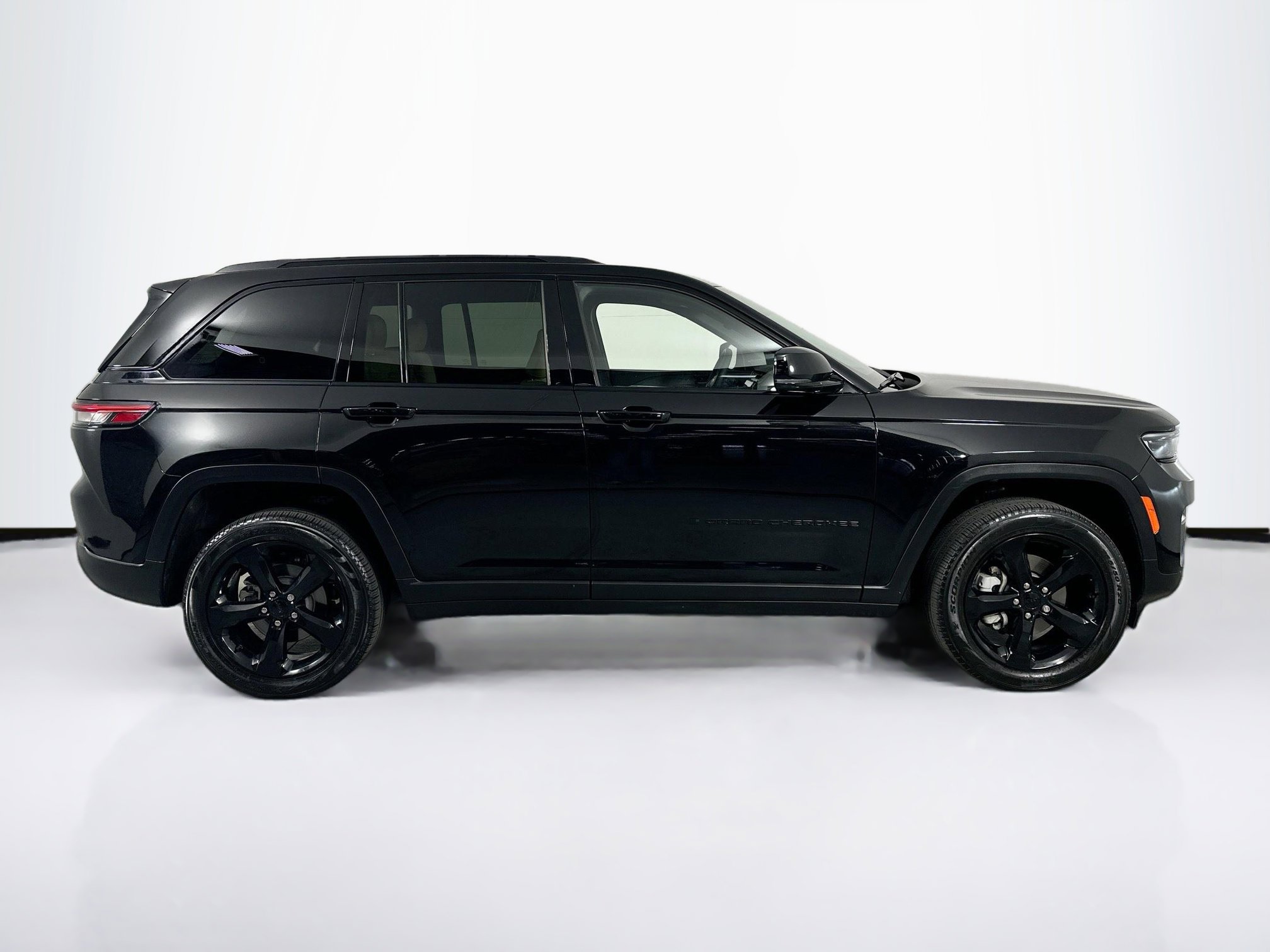 Used 2023 Jeep Grand Cherokee Limited w/ Black Appearance Package image 4