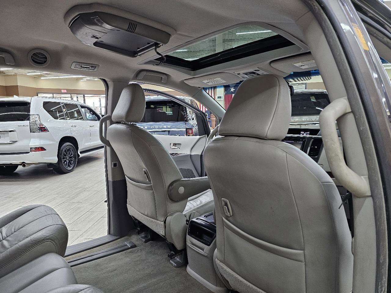 Used 2013 Toyota Sienna XLE image 26