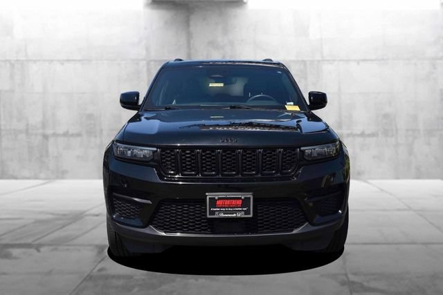 Used 2024 Jeep Grand Cherokee Altitude AWD/4WD image 4