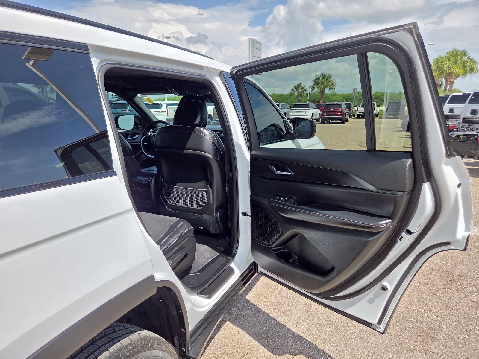 Used 2025 Jeep Grand Cherokee L Altitude AWD/4WD image 19