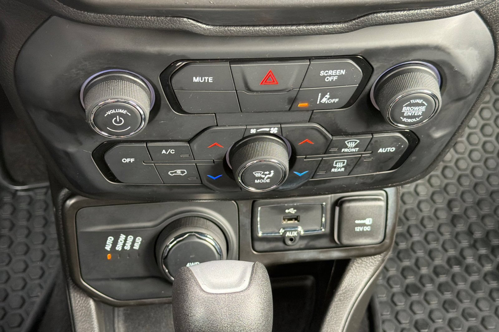 Used 2023 Jeep Renegade Latitude AWD/4WD image 18