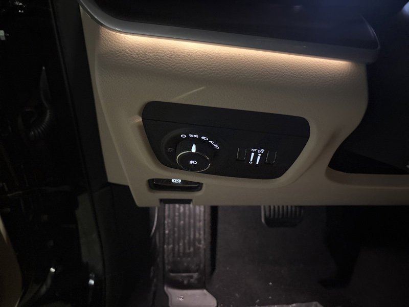 New 2025 Jeep Grand Cherokee Limited w/ Luxury Tech Group II image 22